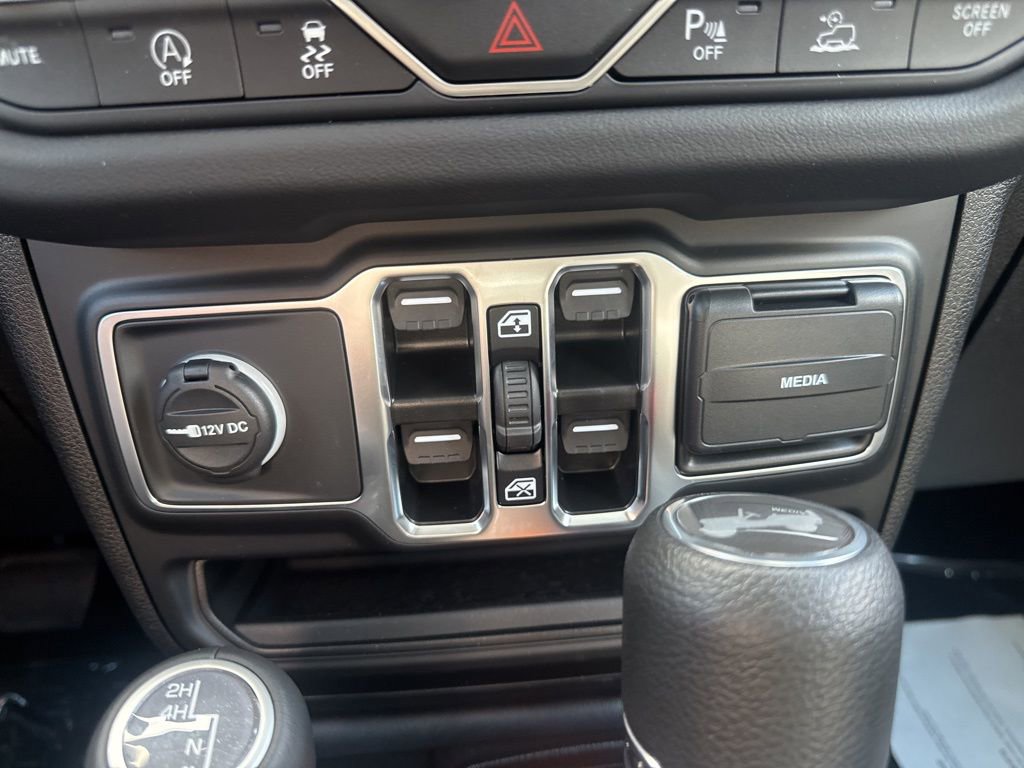 New 2025 Jeep Wrangler Unlimited Sahara w/ Safety Group AWD/4WD image 29