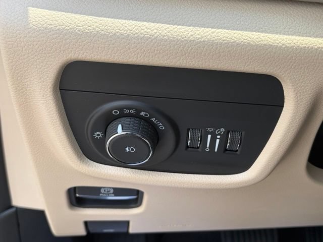 Used 2023 Jeep Grand Cherokee L Limited w/ Luxury Tech Group II AWD/4WD image 28