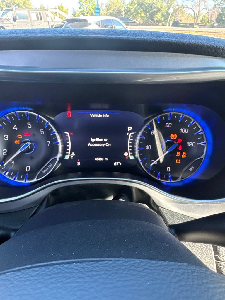 Used 2025 Chrysler Pacifica Limited FWD image 9