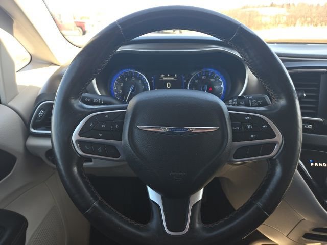 Used 2020 Chrysler Pacifica Touring w/ Cold Weather Group image 19