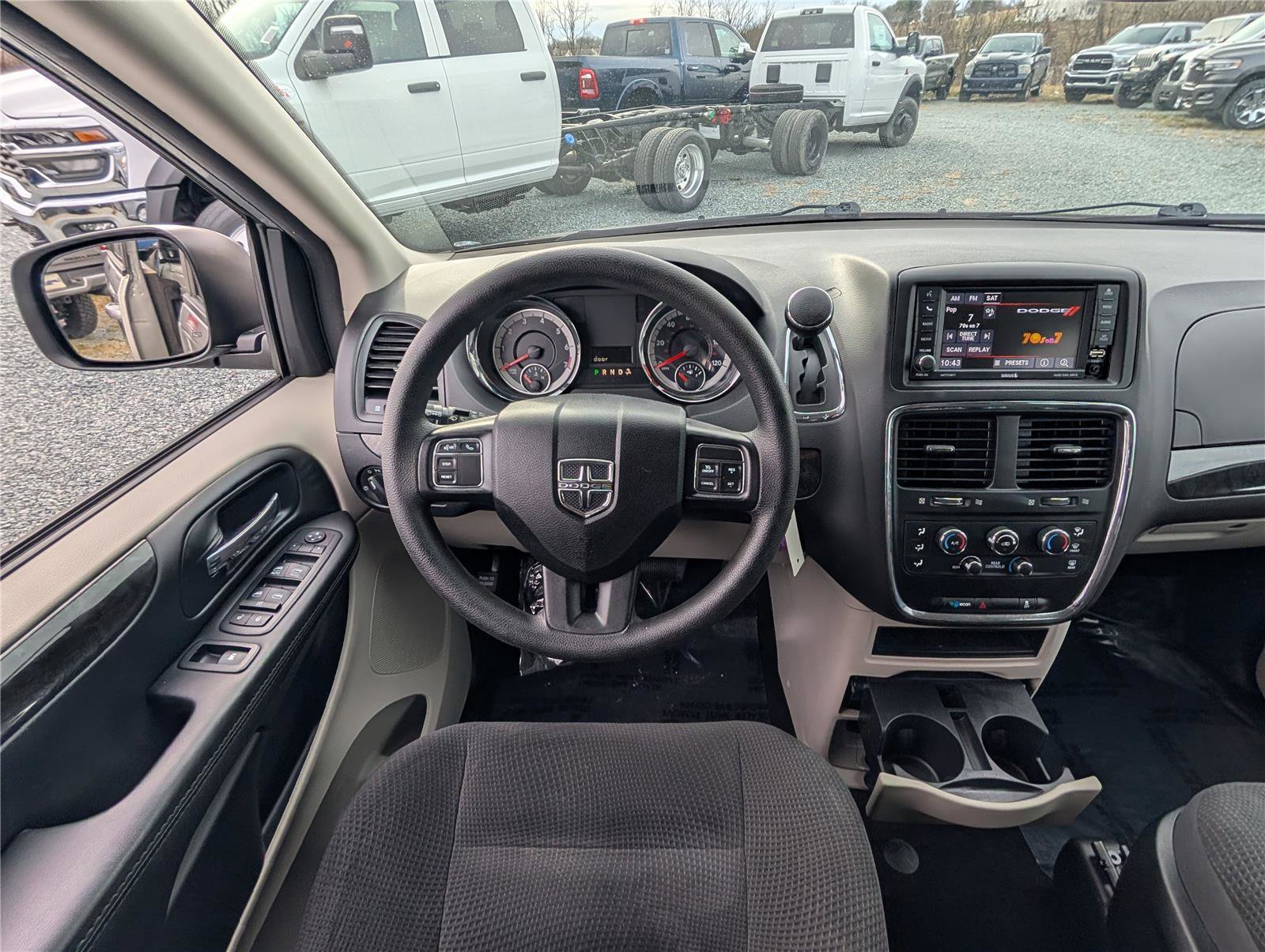 Used 2018 Dodge Grand Caravan SE w/ UConnect Hands-Free Group image 14
