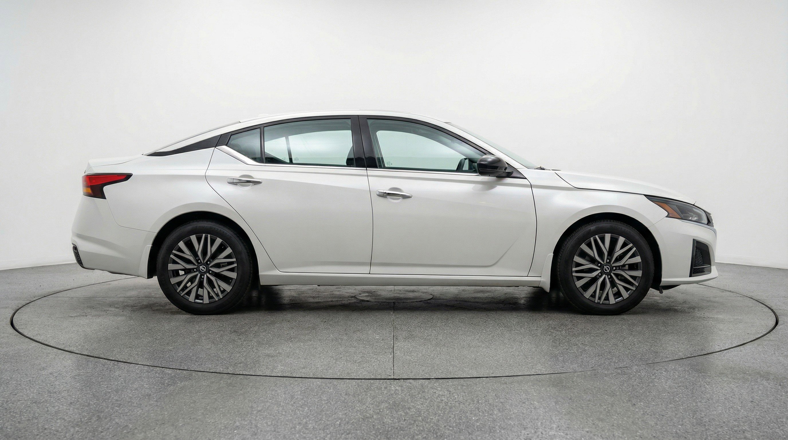 Used 2025 Nissan Altima 2.5 SV image 11