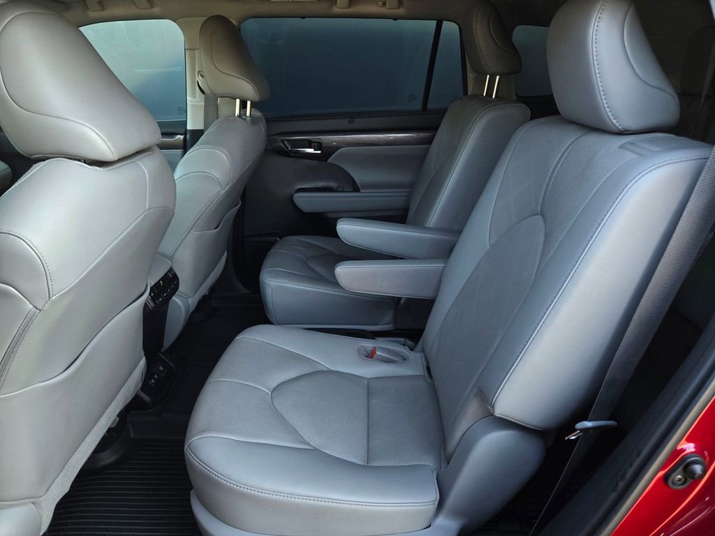 Used 2021 Toyota Highlander Platinum image 12