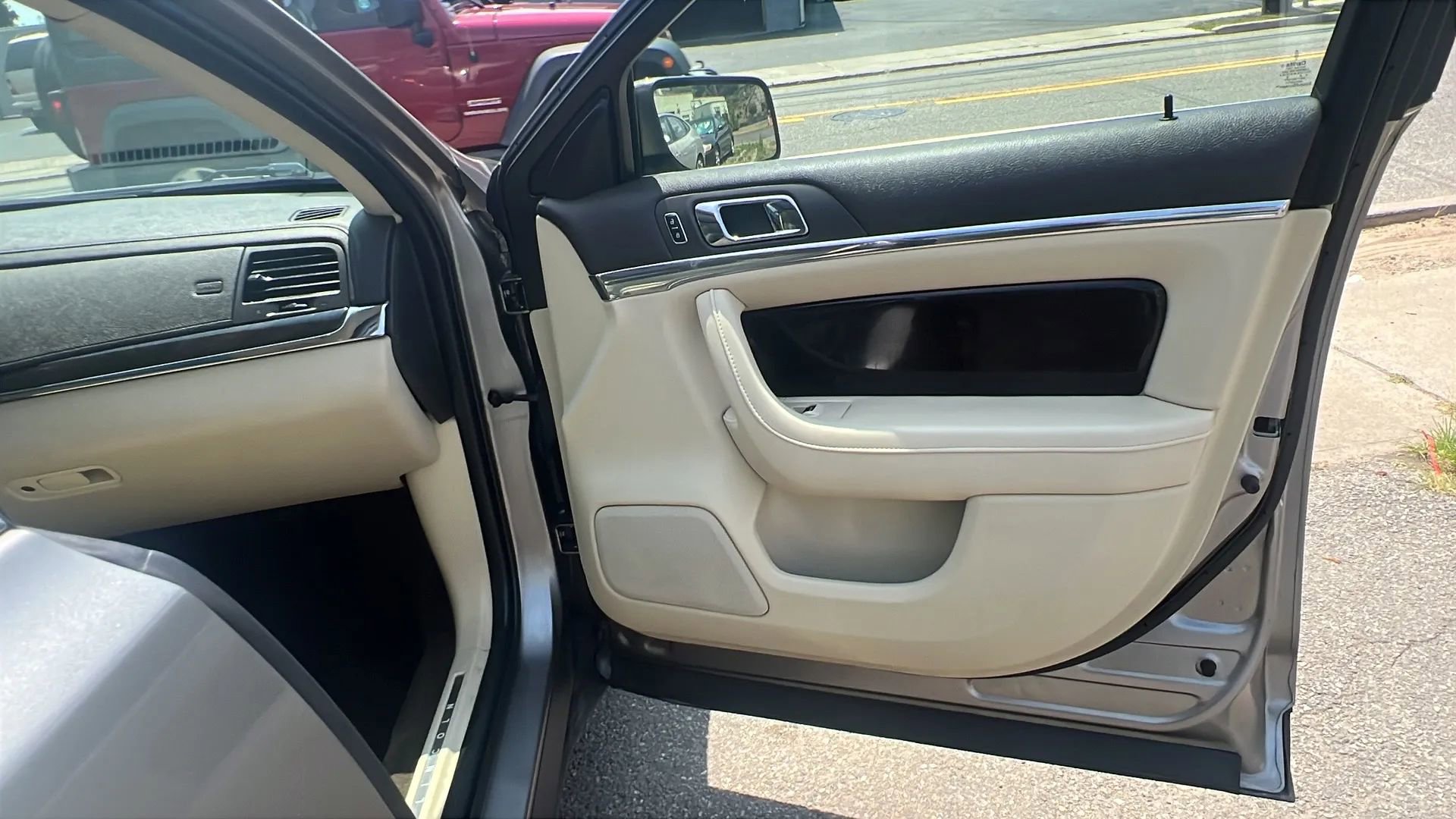 Used 2015 Lincoln MKS AWD w/ Equipment Group 201A image 30