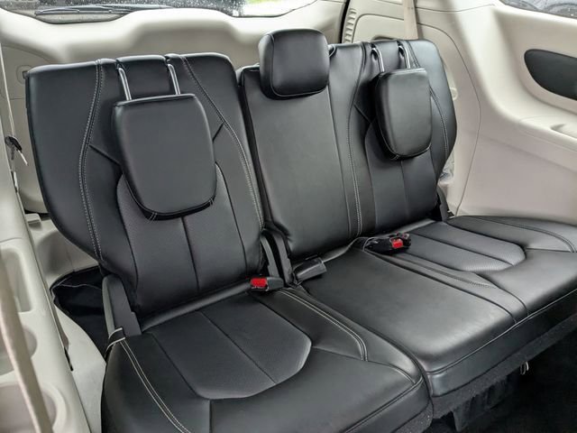 Used 2023 Chrysler Pacifica Touring-L FWD image 17