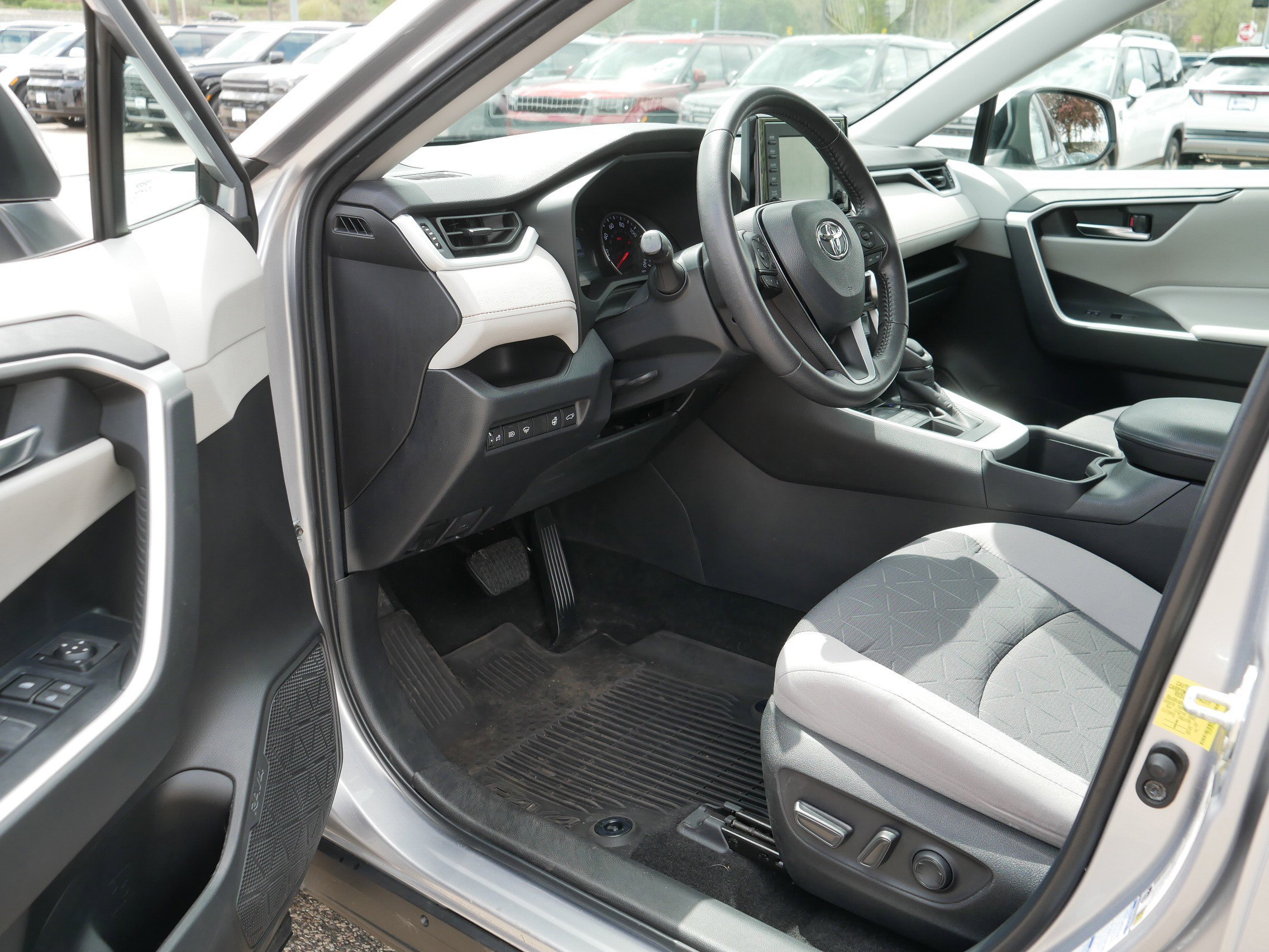 Used 2022 Toyota RAV4 XLE w/ Convenience Package AWD/4WD image 11
