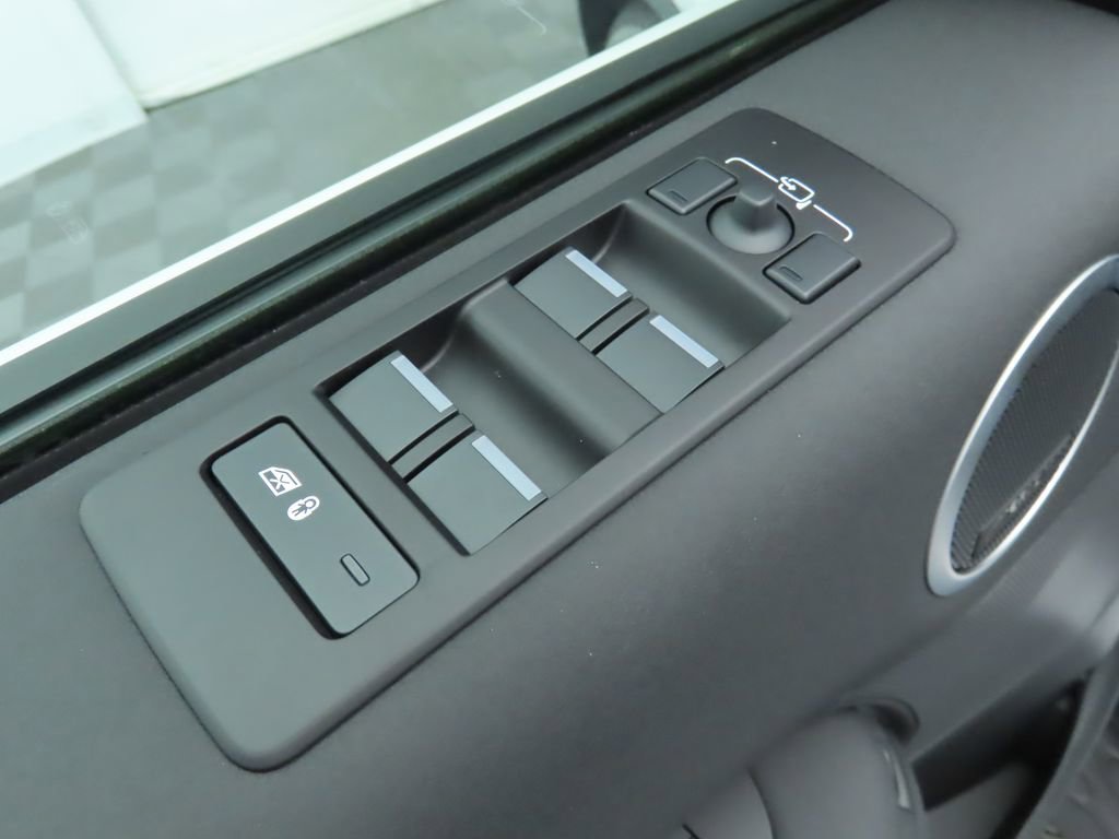 Used 2025 Land Rover Discovery S image 24