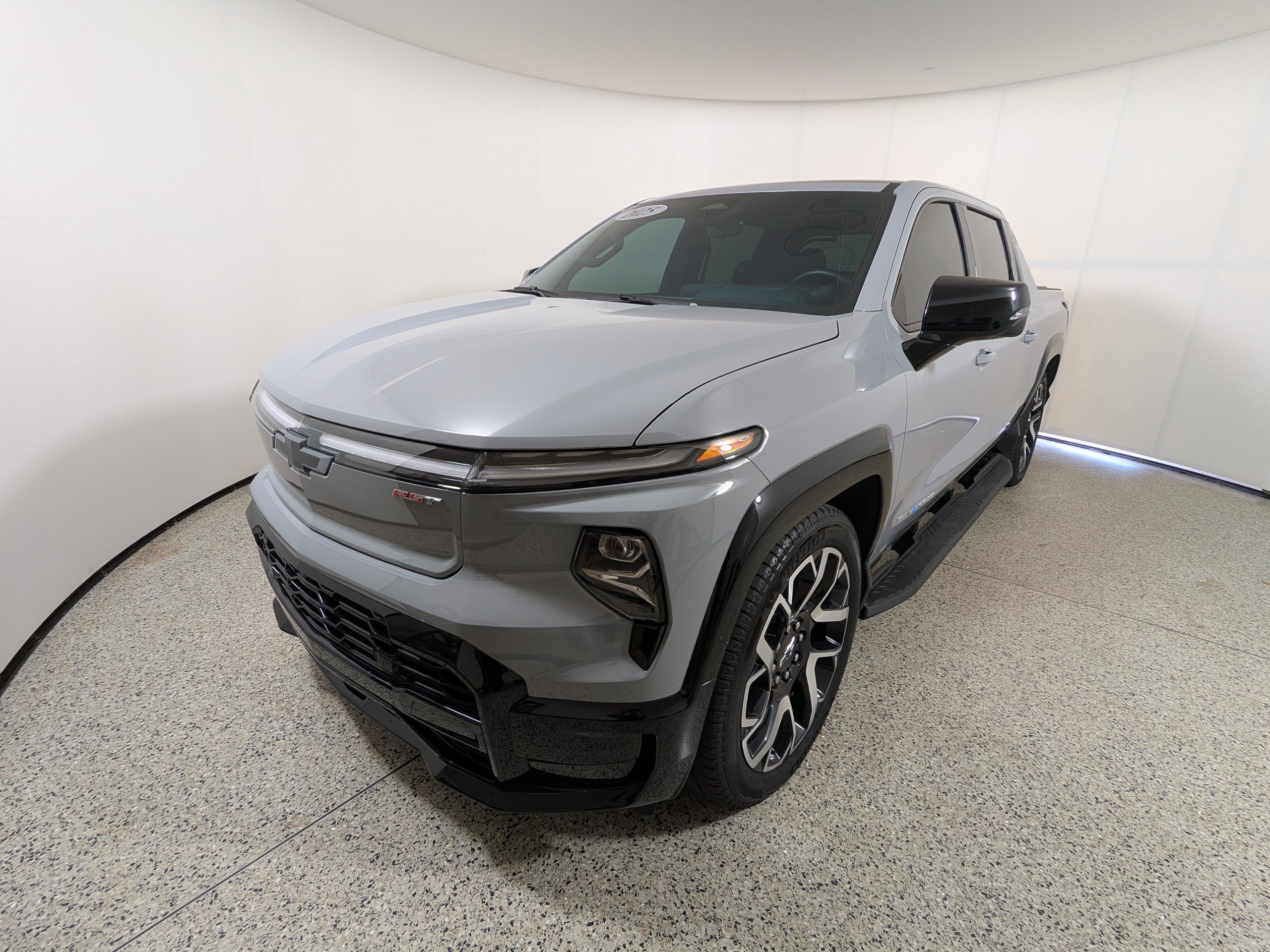 Used 2025 Chevrolet Silverado EV RST AWD/4WD image 4