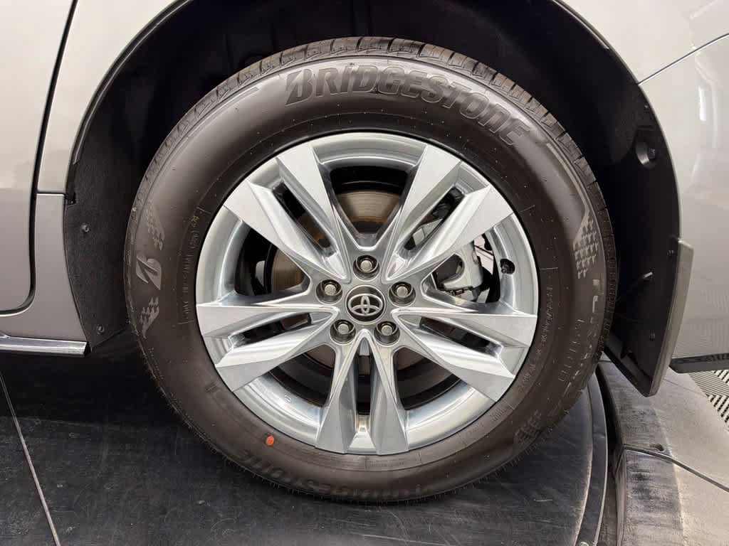 Used 2026 Toyota Sienna Limited FWD image 16