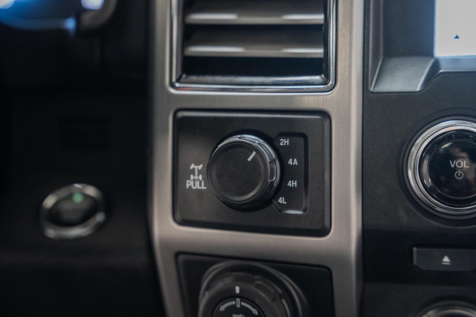 Certified 2018 Ford F150 Platinum w/ Equipment Group 701A Luxury image 33