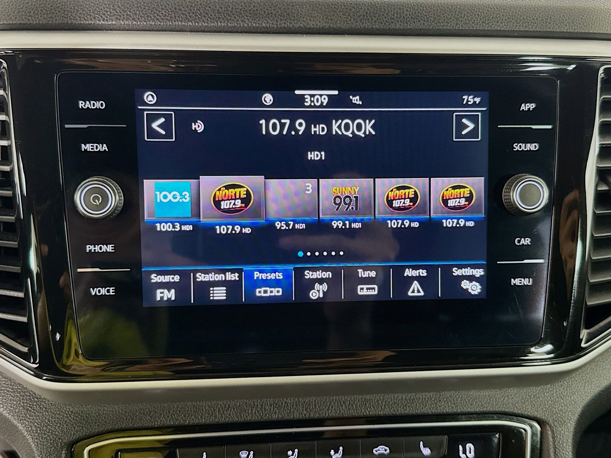 Used 2023 Volkswagen Atlas Cross Sport SE FWD image 17