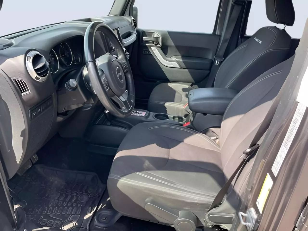 Used 2018 Jeep Wrangler Unlimited Rubicon w/ Cold Weather Group image 16