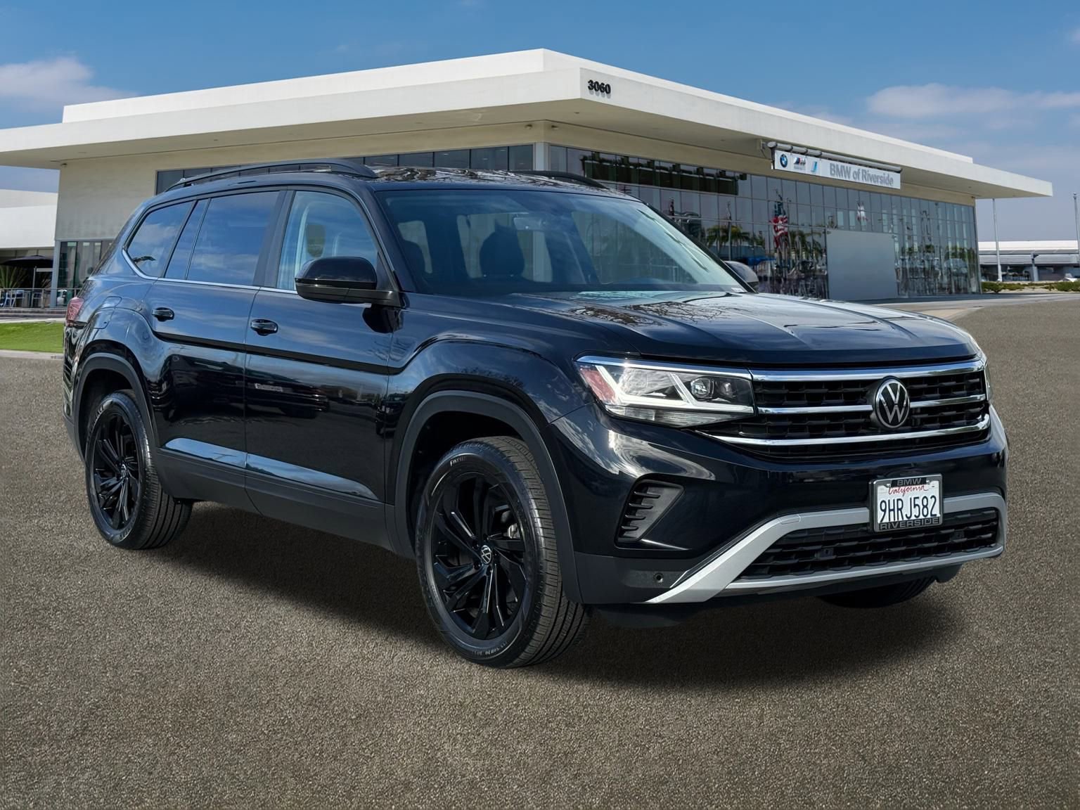 Used 2023 Volkswagen Atlas SE w/ Black Wheel Package image 2