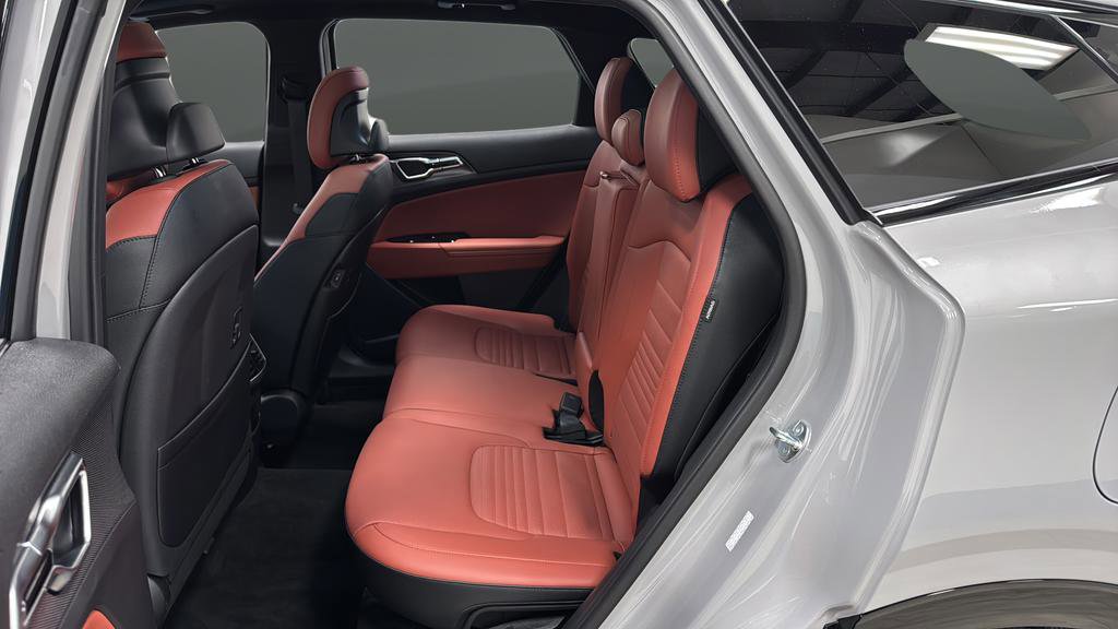 Used 2025 Kia Sportage SX image 24