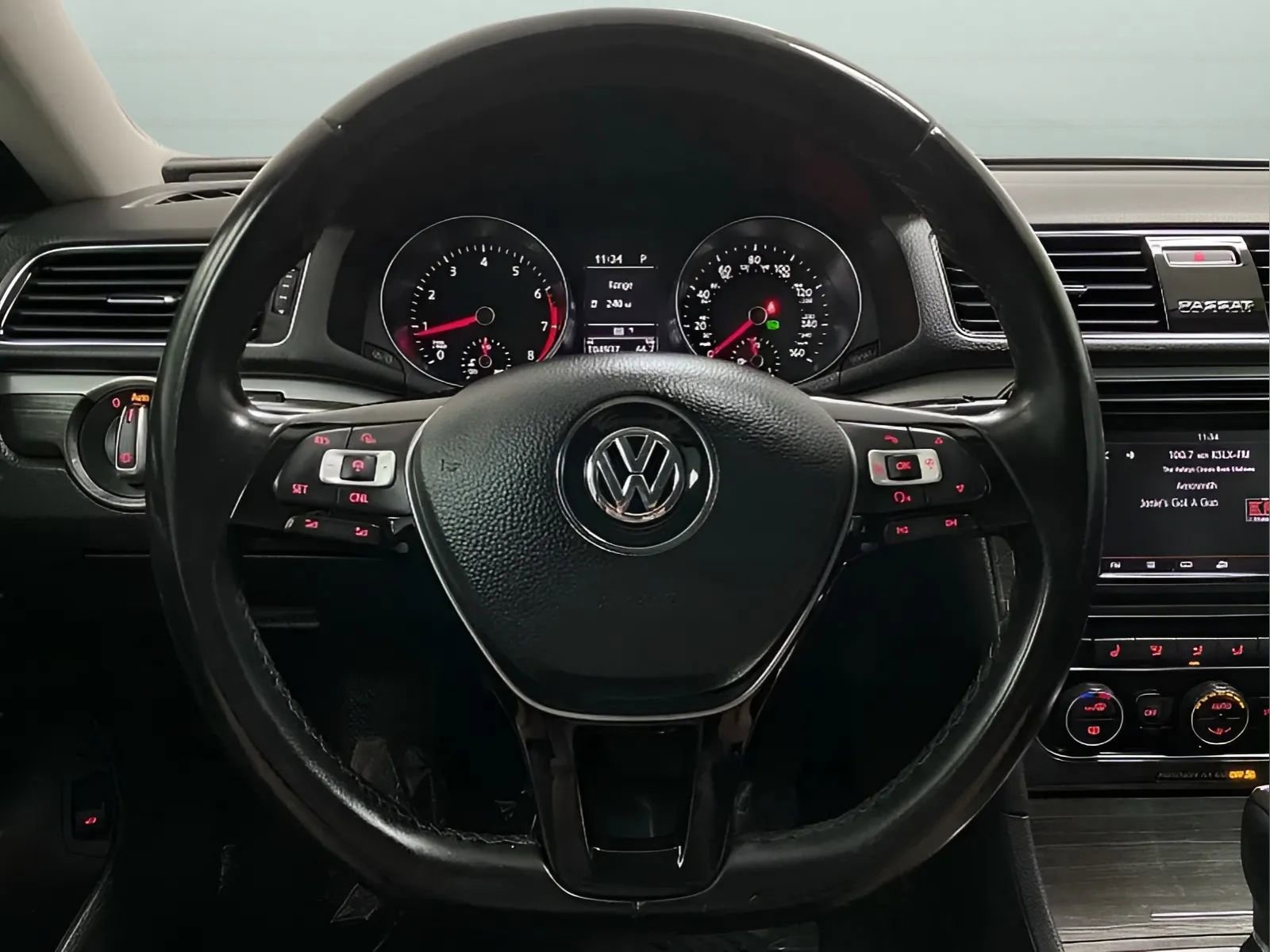 Used 2018 Volkswagen Passat 2.0T SE FWD image 17