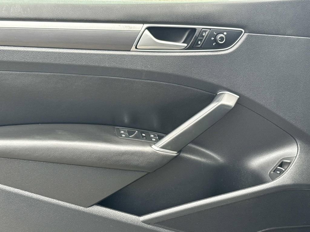 Used 2016 Volkswagen Passat 1.8T R-Line w/ R-Line Lighting Package image 16