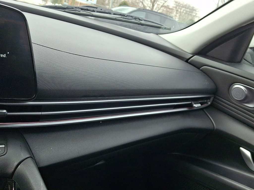Used 2024 Hyundai Elantra Limited image 31
