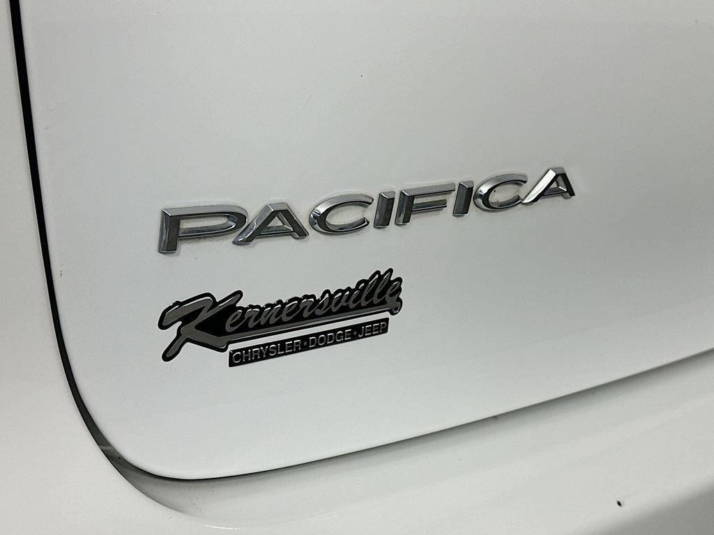 Used 2023 Chrysler Pacifica Touring-L FWD image 26