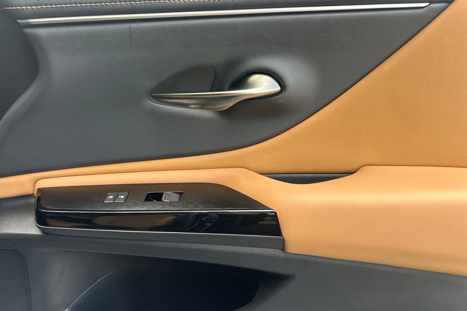 Certified 2025 Lexus ES 300h w/ Premium Package image 21