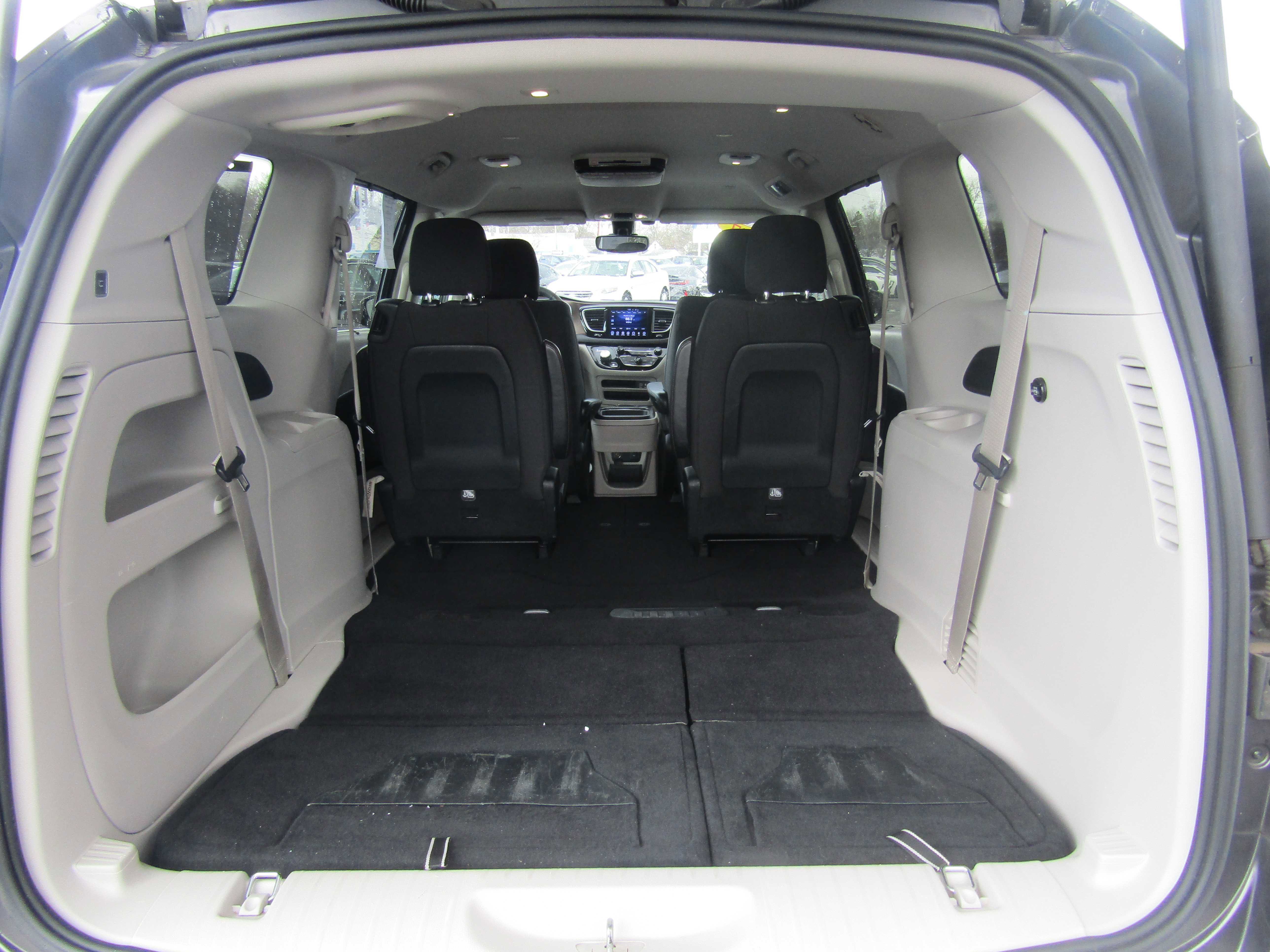Used 2017 Chrysler Pacifica Touring Plus w/ Tire & Wheel Group FWD image 8