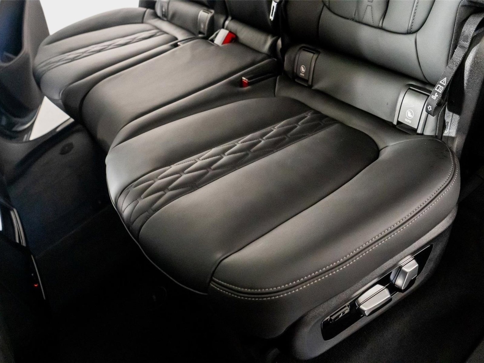 Used 2025 BMW ALPINA XB7 AWD/4WD image 27