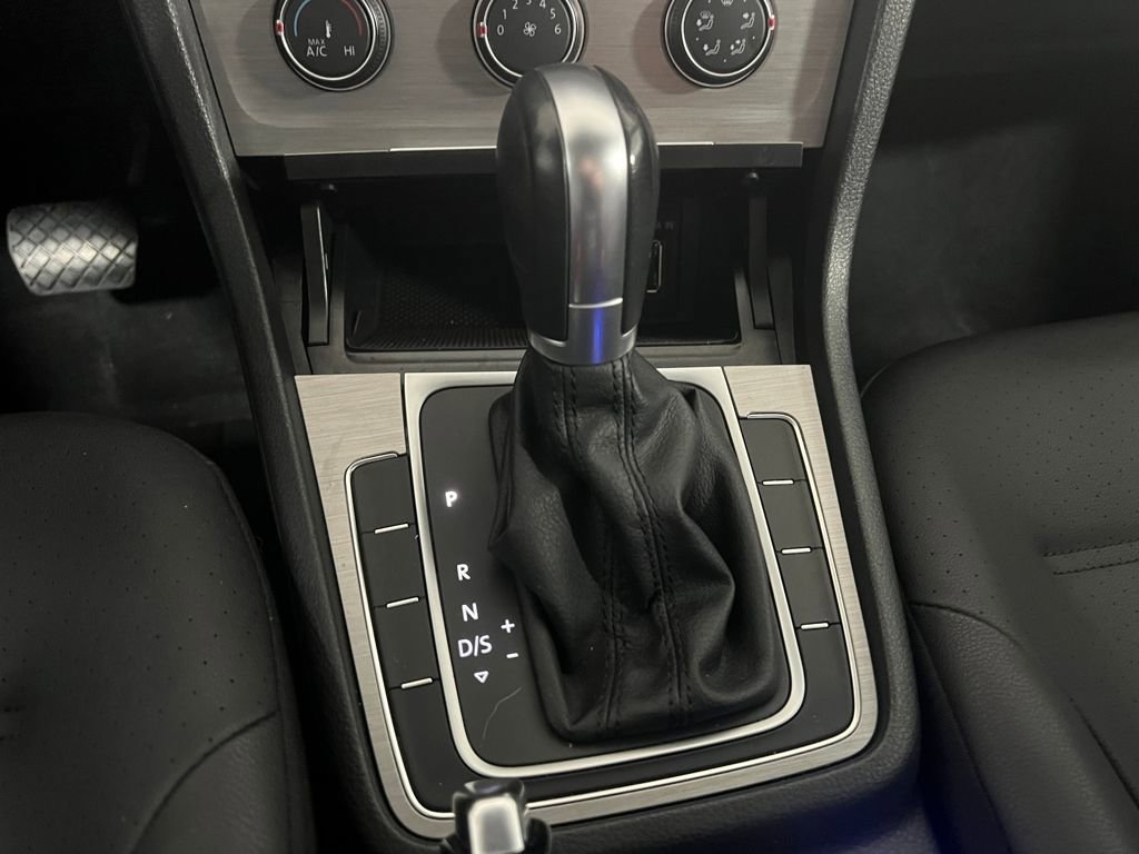 Used 2015 Volkswagen Golf S image 24