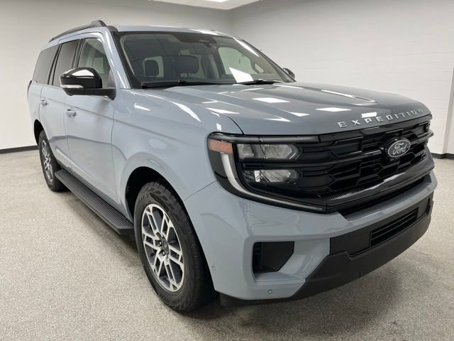 Used 2025 Ford Expedition Active AWD/4WD image 2