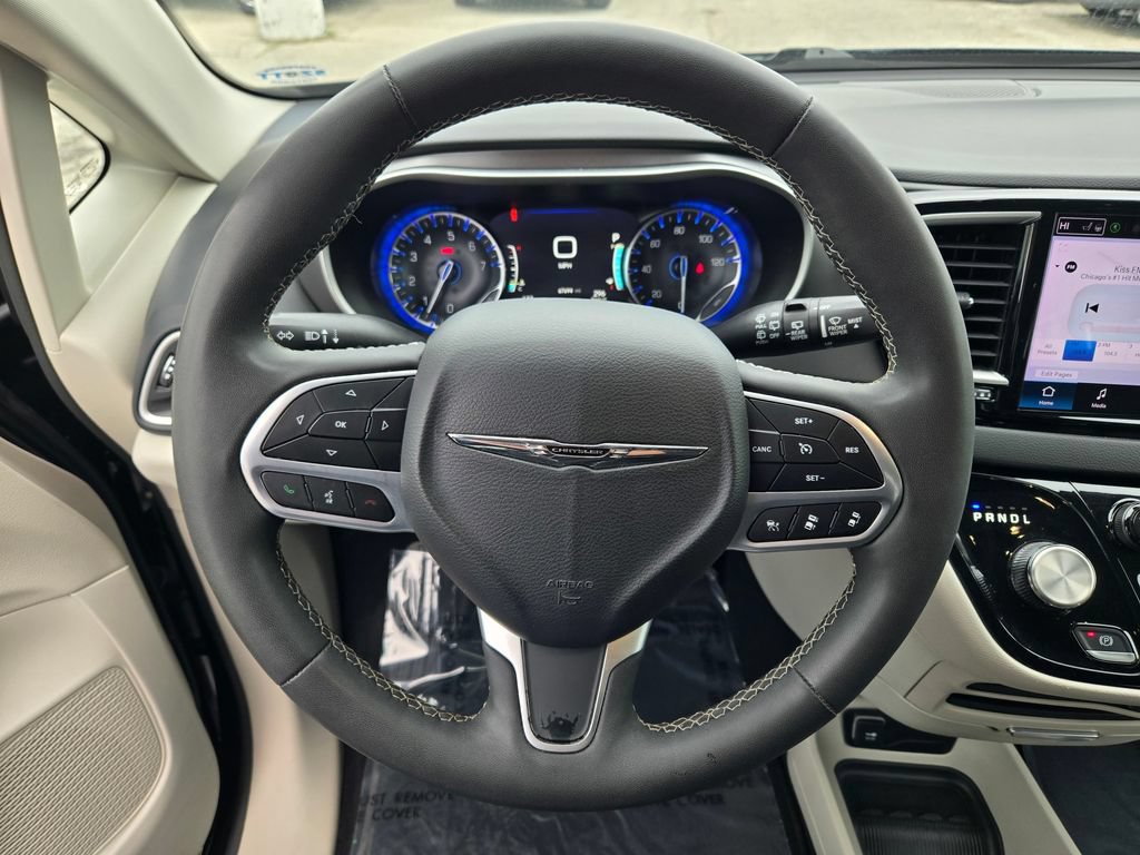 Used 2023 Chrysler Pacifica Touring-L FWD image 43