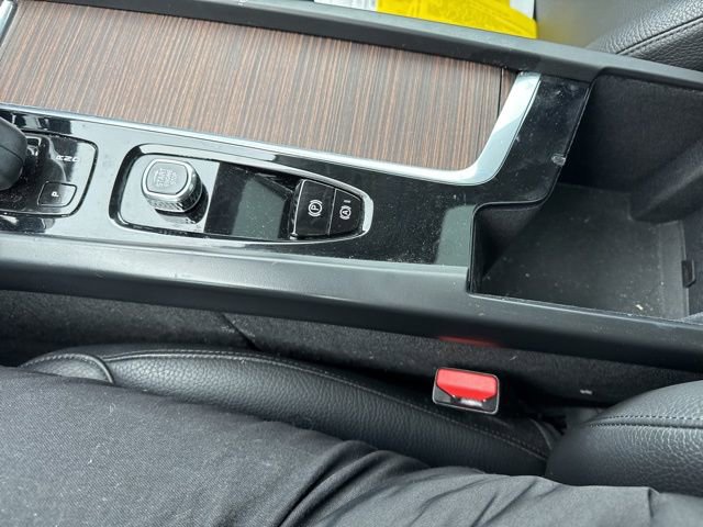 Used 2022 Volvo XC60 B5 Momentum image 20