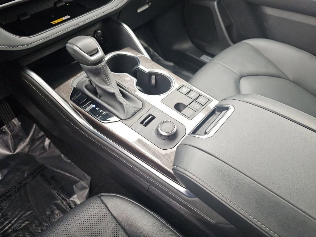 Used 2025 Toyota Highlander Limited image 34