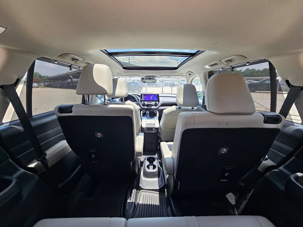 Used 2024 Toyota Grand Highlander XLE FWD image 13