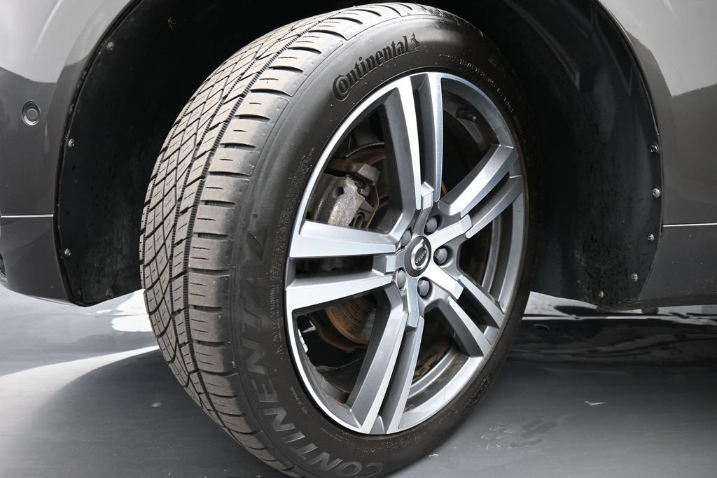 Used 2018 Volvo XC60 T5 Momentum w/ Vision Package AWD/4WD image 16