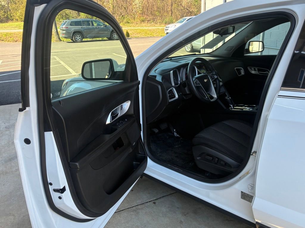 Used 2017 Chevrolet Equinox LT image 18