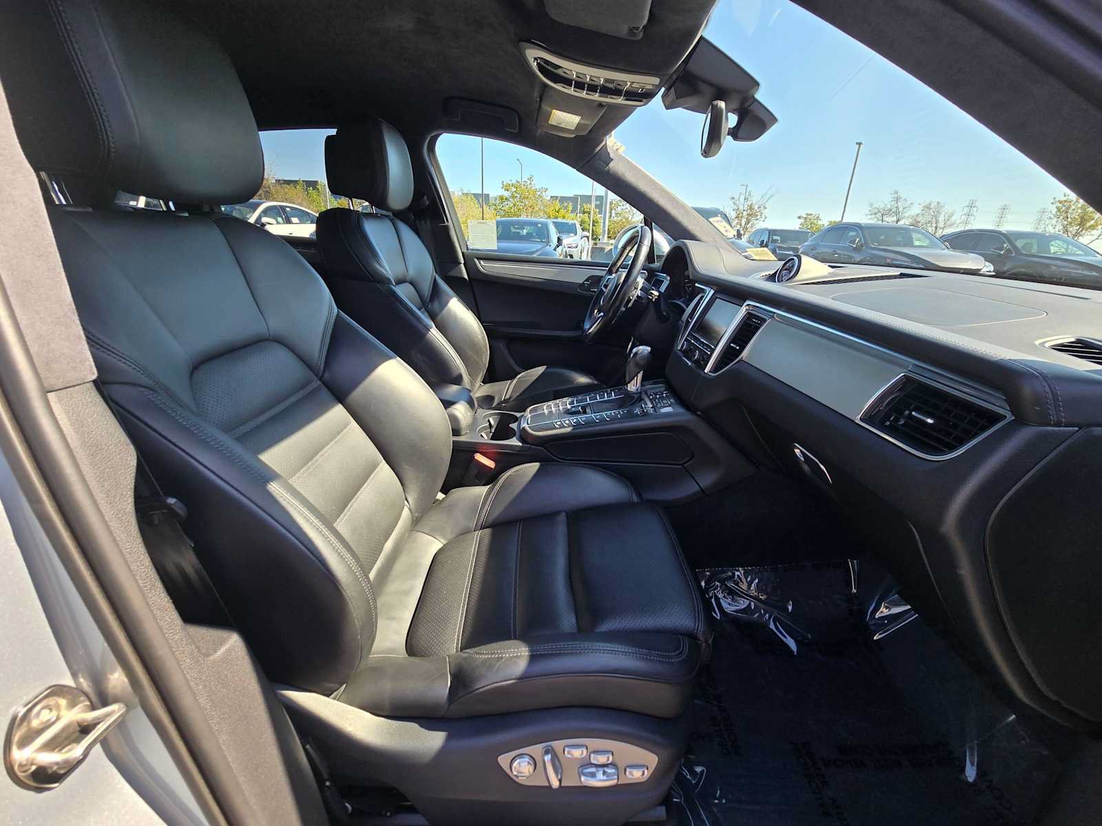 Used 2015 Porsche Macan Turbo AWD/4WD image 11