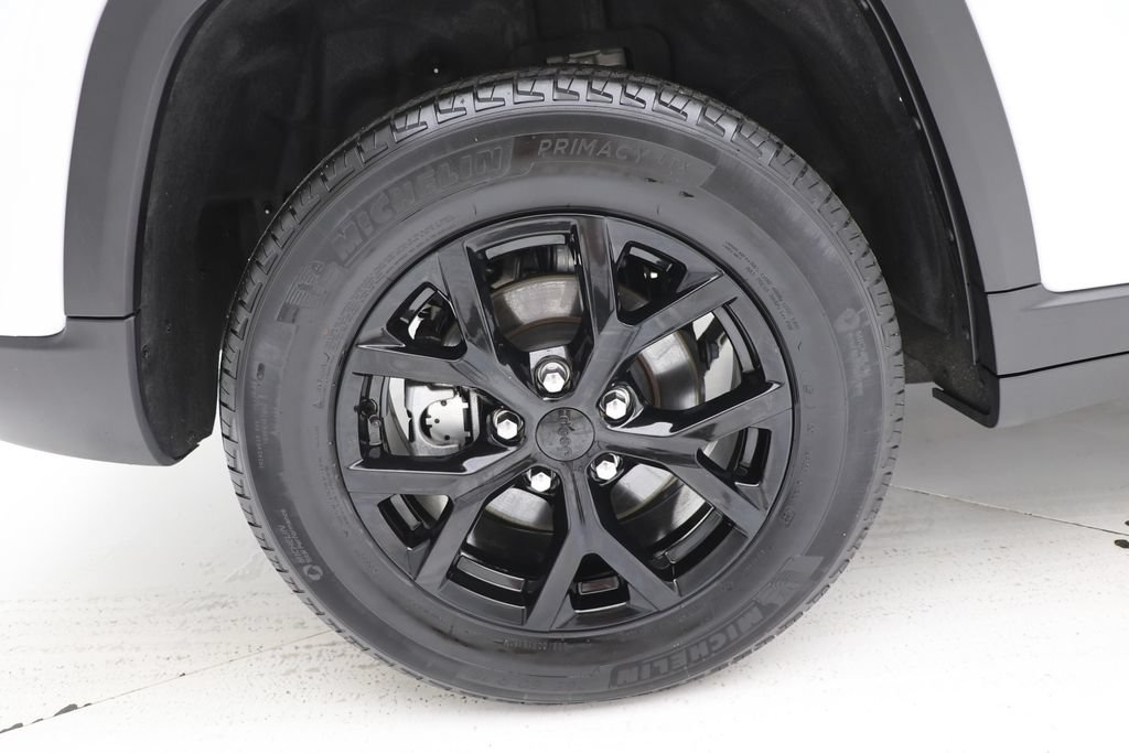 Used 2025 Jeep Grand Cherokee Altitude AWD/4WD image 9