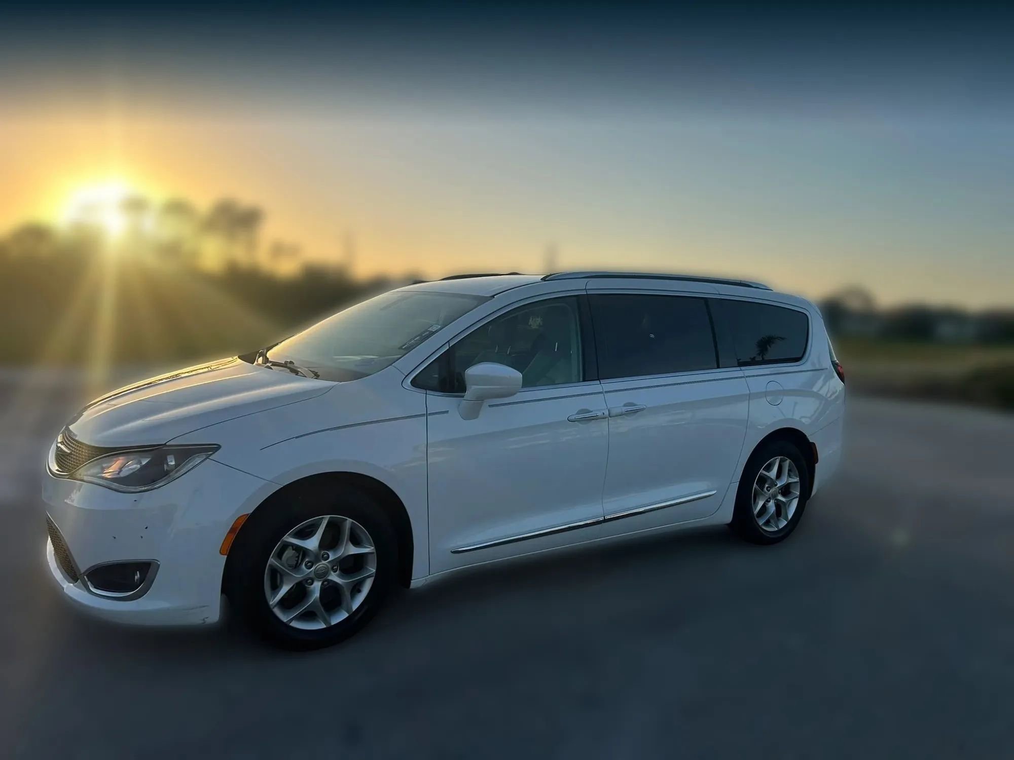 Used 2018 Chrysler Pacifica Touring-L Plus w/ Tire & Wheel Group FWD image 6