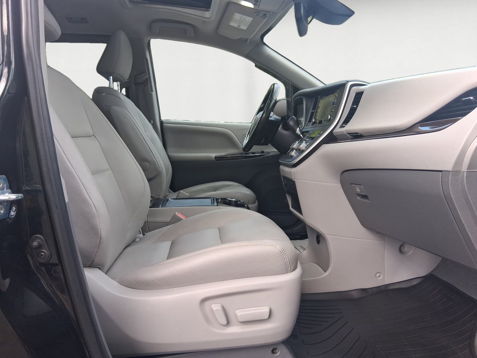 Used 2020 Toyota Sienna XLE w/ XLE Navigation Package FWD image 9
