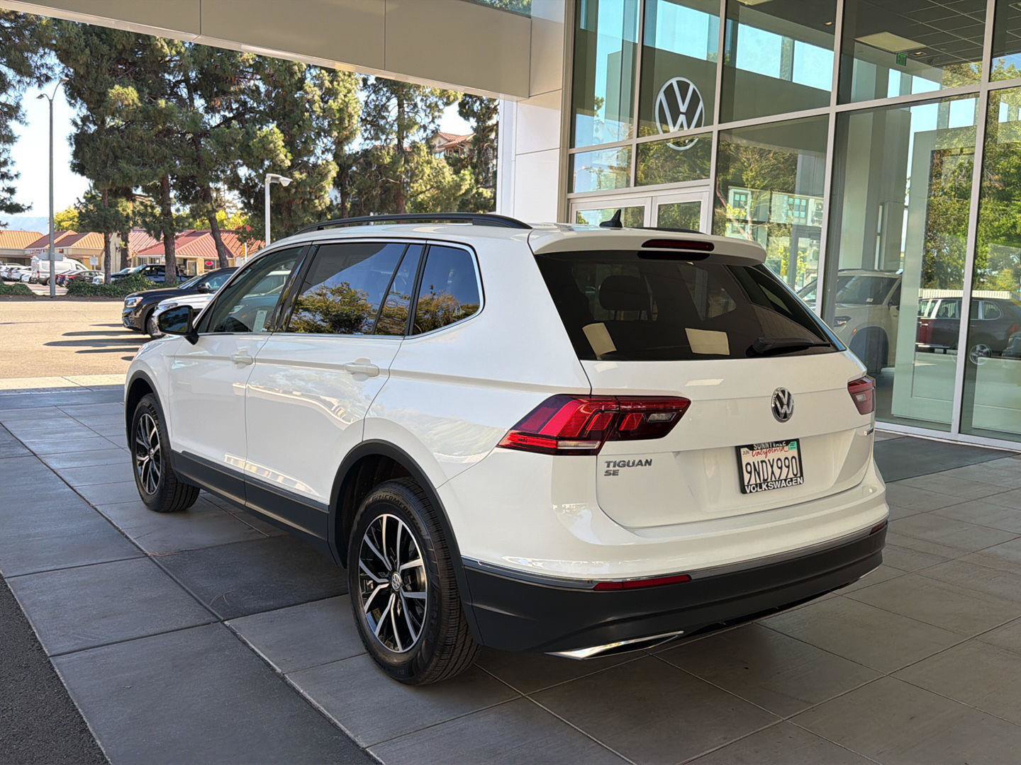 Certified 2021 Volkswagen Tiguan SE w/ Panoramic Sunroof Package AWD/4WD image 3