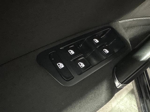 Used 2016 Volkswagen e-Golf SE image 29