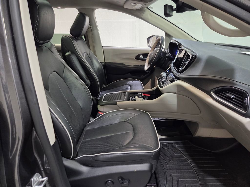 Used 2021 Chrysler Pacifica Limited AWD/4WD image 16