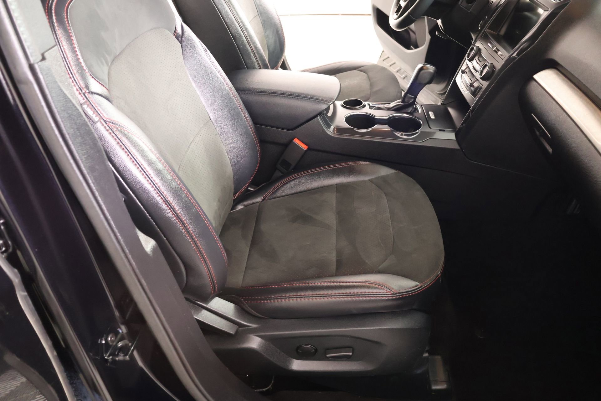 Used 2019 Ford Explorer XLT w/ Equipment Group 202A FWD image 15