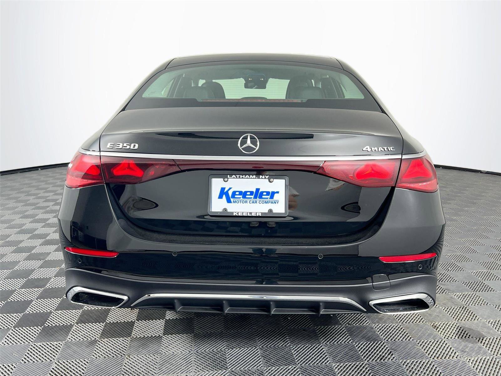 Used 2025 Mercedes-Benz E 350 4MATIC Sedan image 5