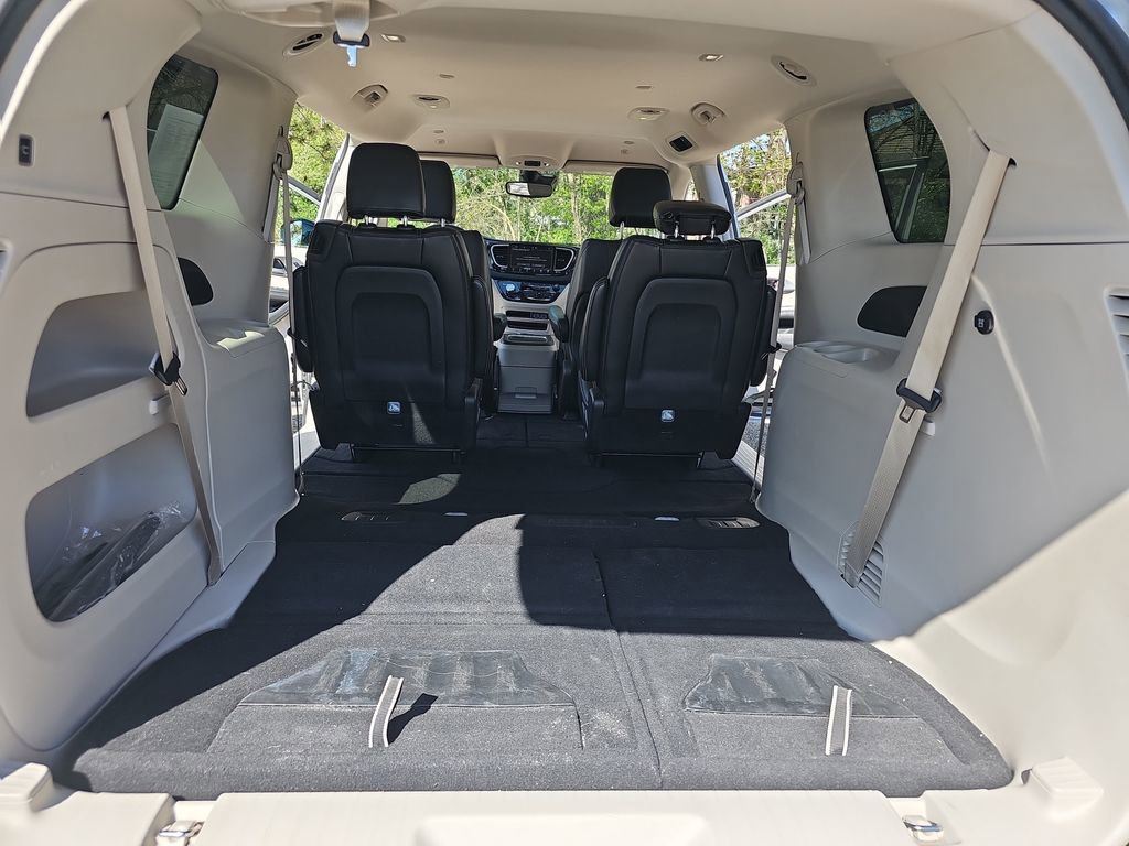 Certified 2024 Chrysler Pacifica Touring-L FWD image 14