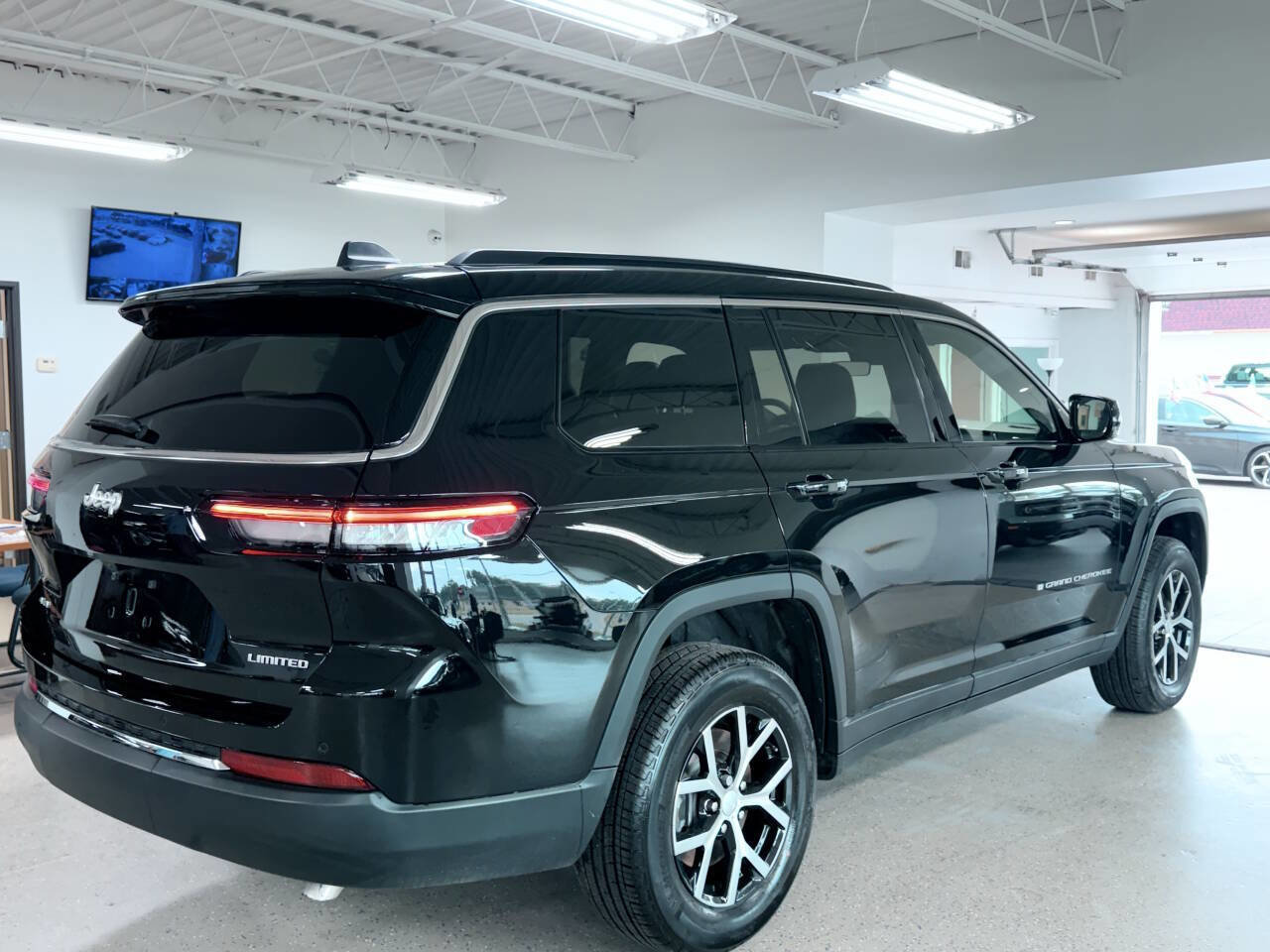 Used 2025 Jeep Grand Cherokee L Limited image 6