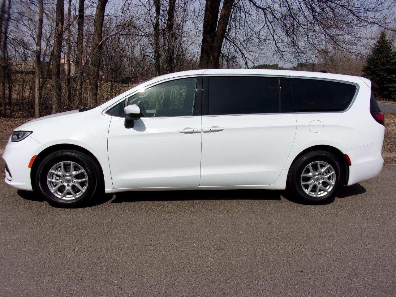 Used 2023 Chrysler Pacifica Touring-L image 2