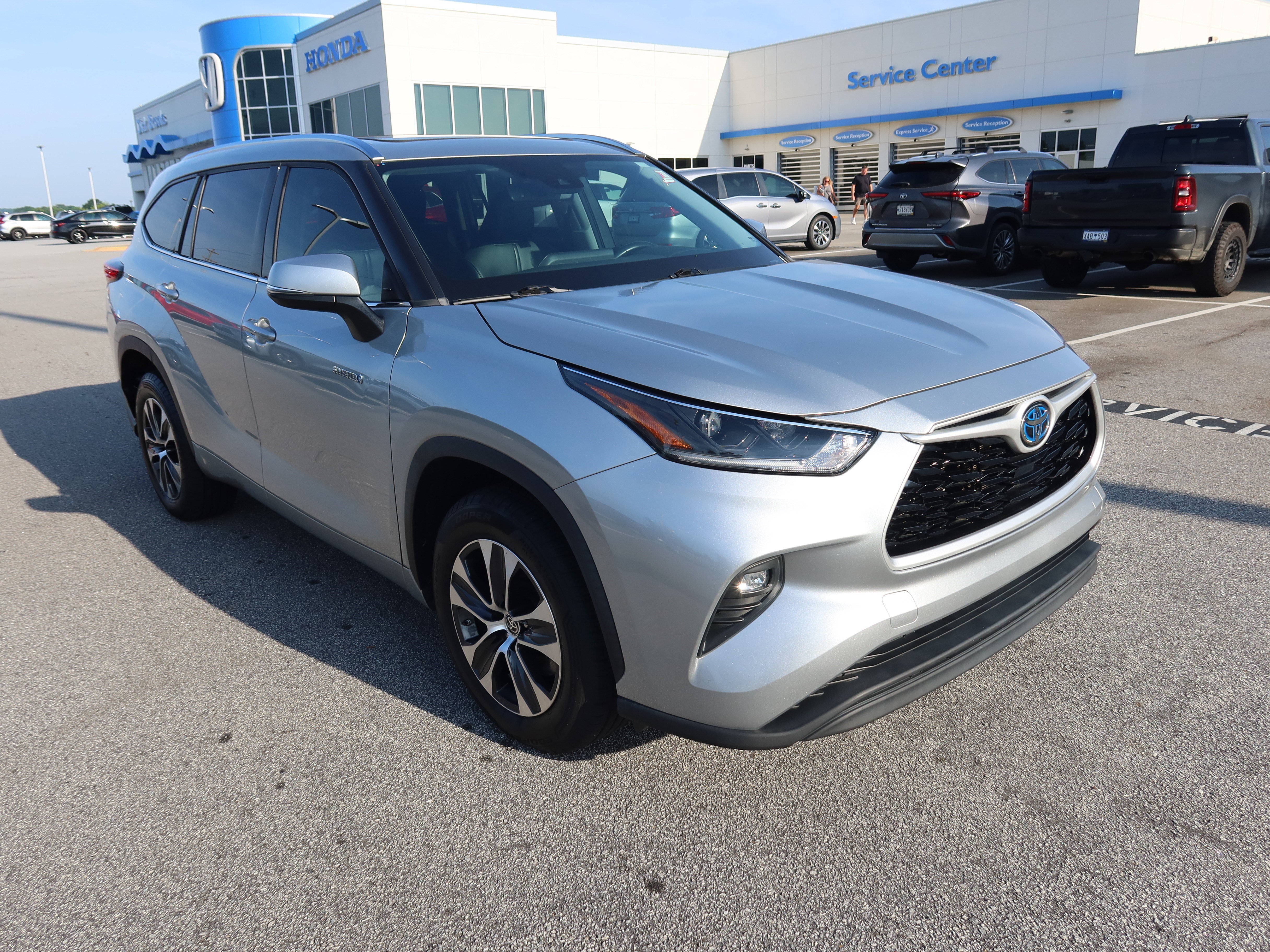 Used 2021 Toyota Highlander XLE FWD image 2