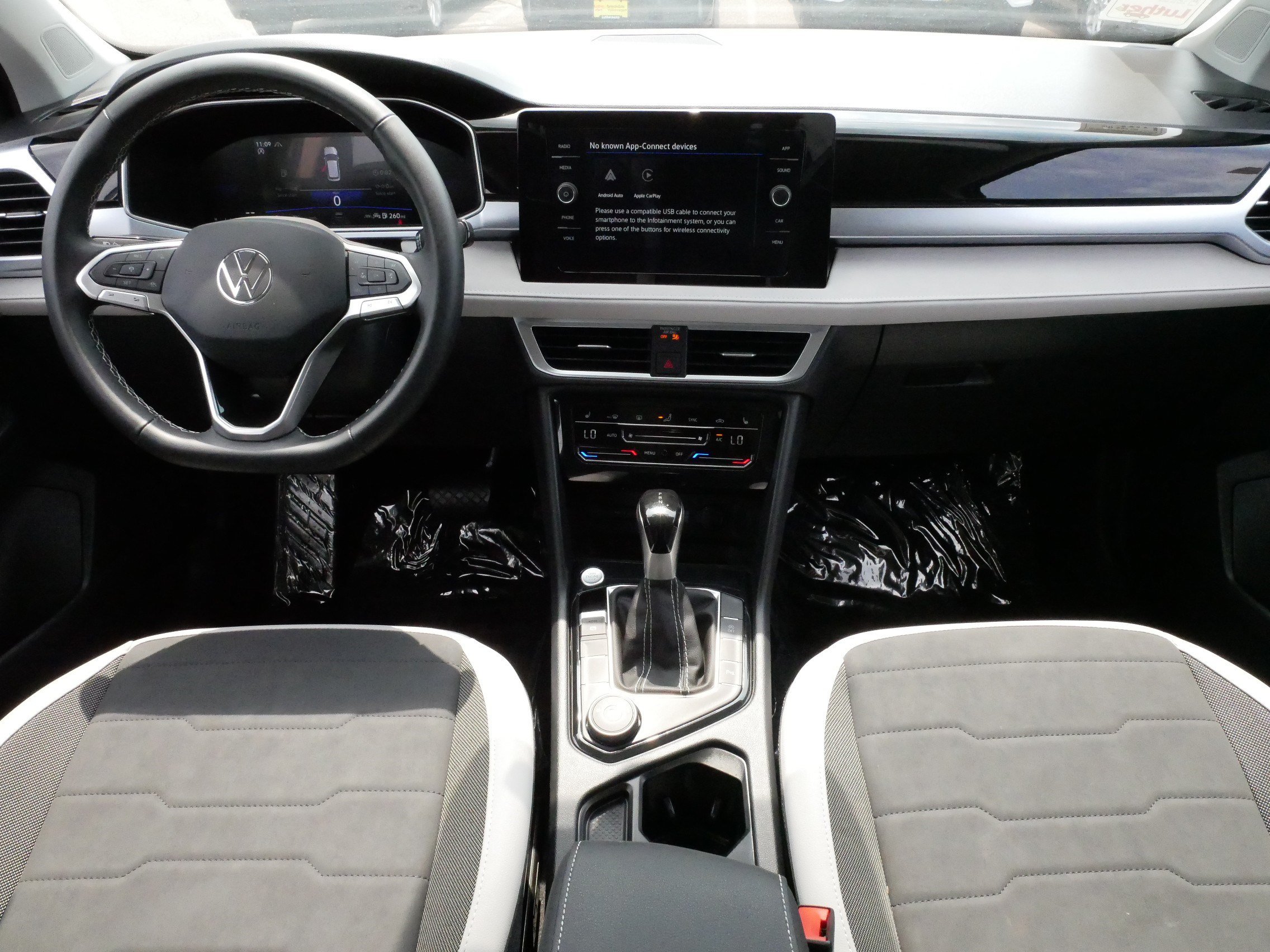 Used 2025 Volkswagen Taos SE w/ Panoramic Sunroof Package AWD/4WD image 10