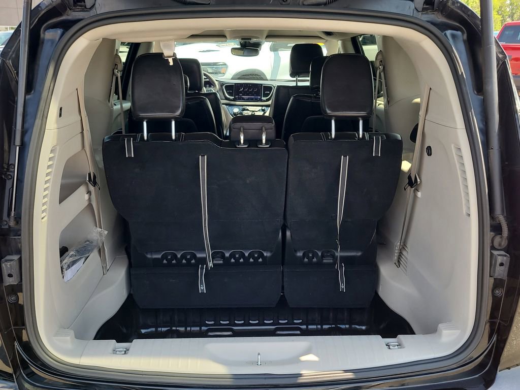 Used 2024 Chrysler Pacifica Touring-L image 7