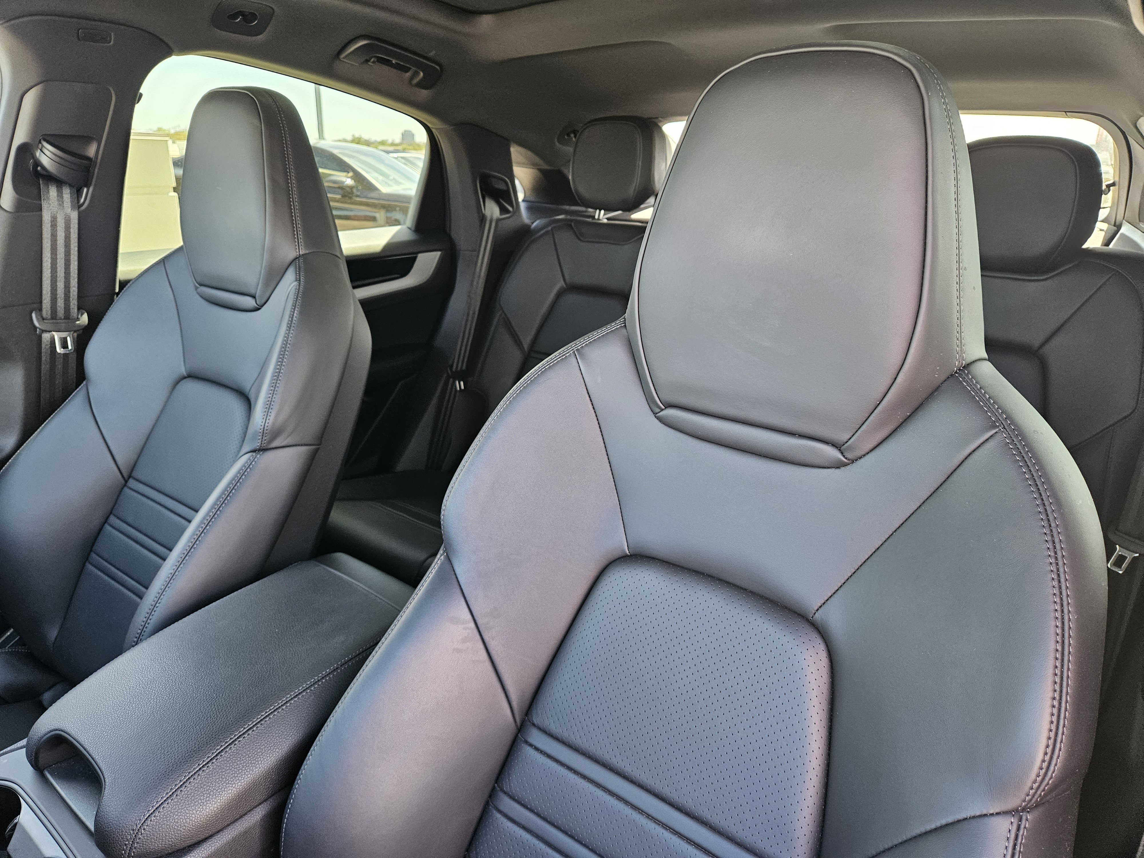 Used 2025 Porsche Cayenne image 6