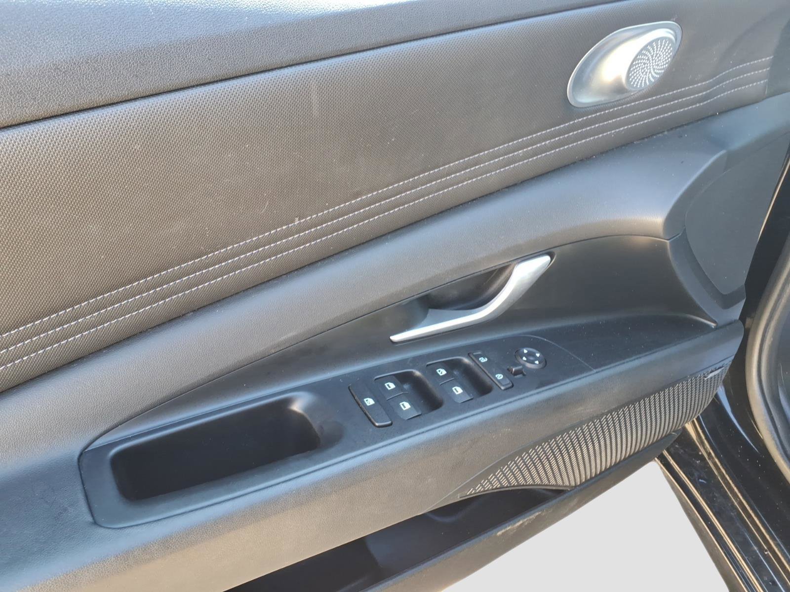 Used 2022 Hyundai Elantra Limited image 13